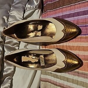 Gold and tan Chandlers vintage heels  7.5 B